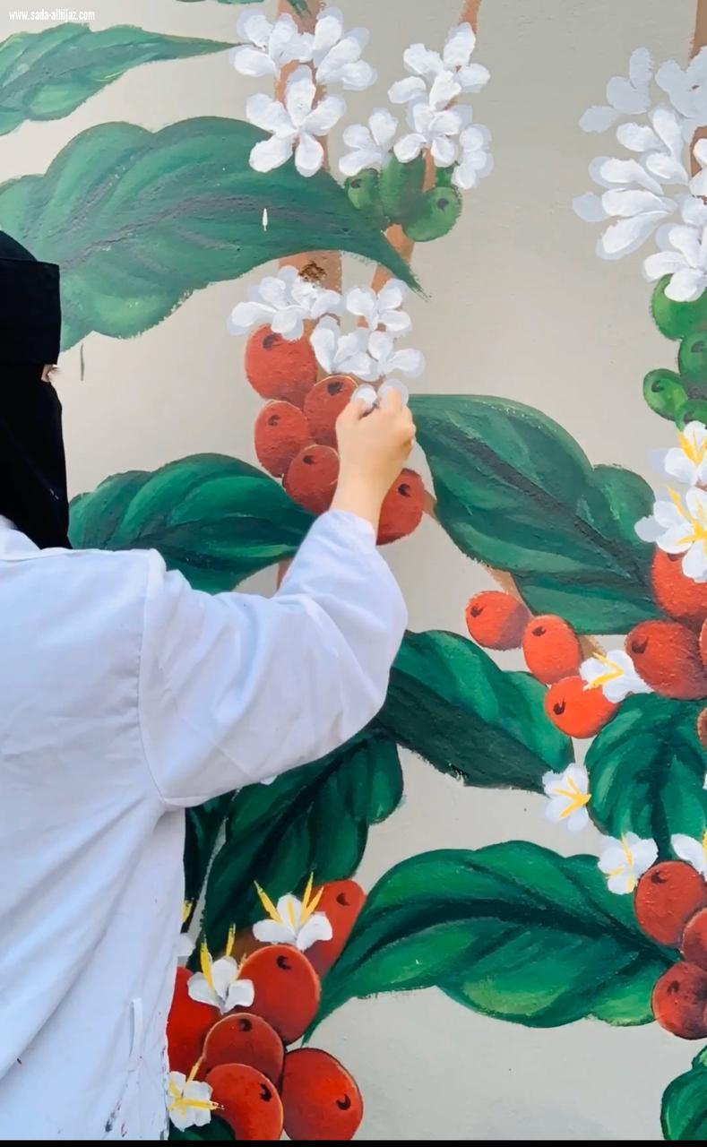 فريق كلمات وألوان يبدع في رسم جدارية مهرجان البن