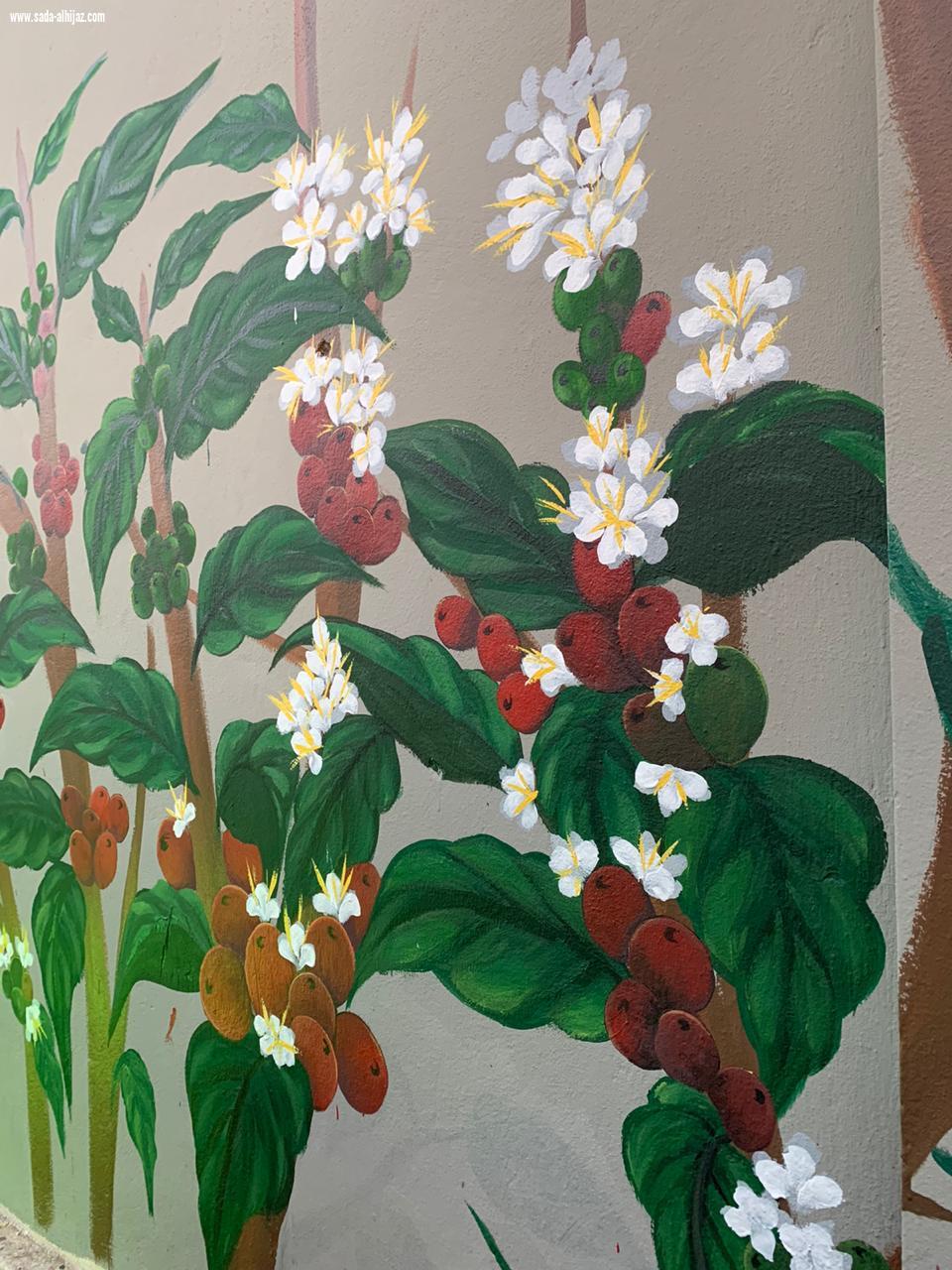 فريق كلمات وألوان يبدع في رسم جدارية مهرجان البن
