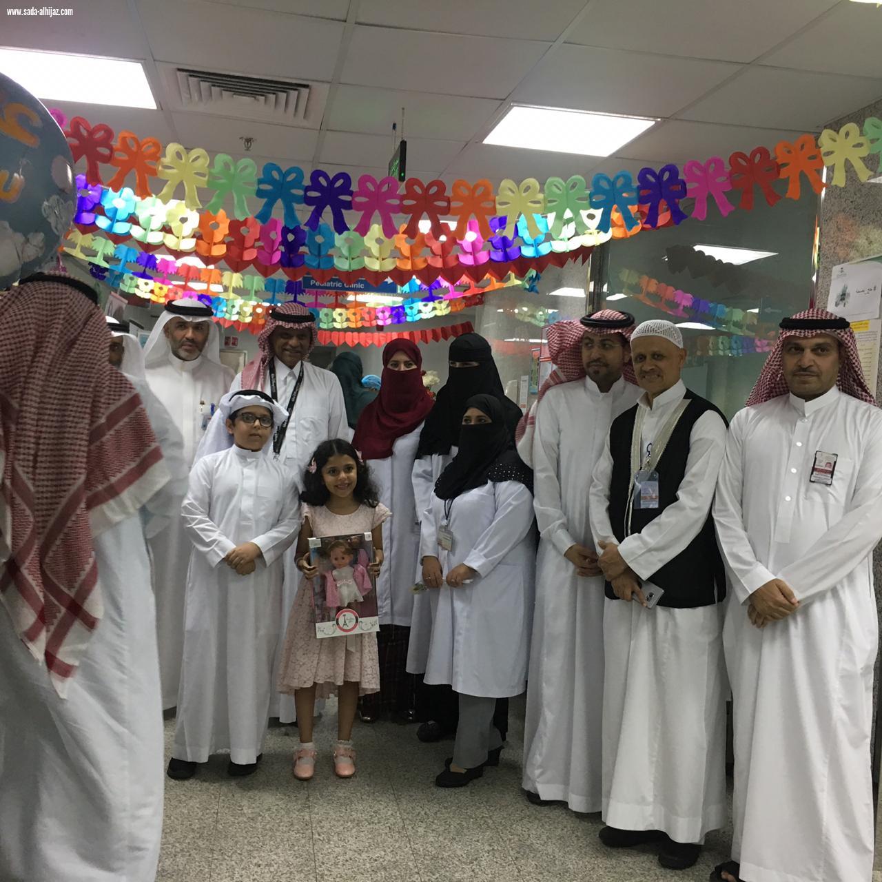 ادارة مستشفى العزيزية  للاطفال بجدة تعايد المرضى و المكلفين بأول ايام عيد الاضحى