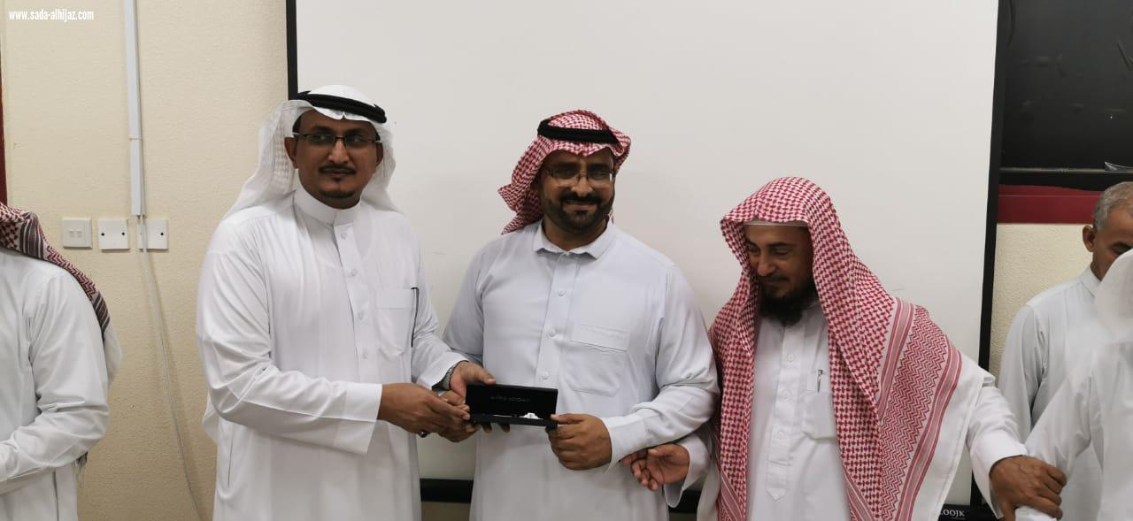 تنمية الطوال تكرم وتشارك الطلاب المستجدين ومنسوبي مدرسة عبدالملك بن مروان بالعام الدراسي الجديد
