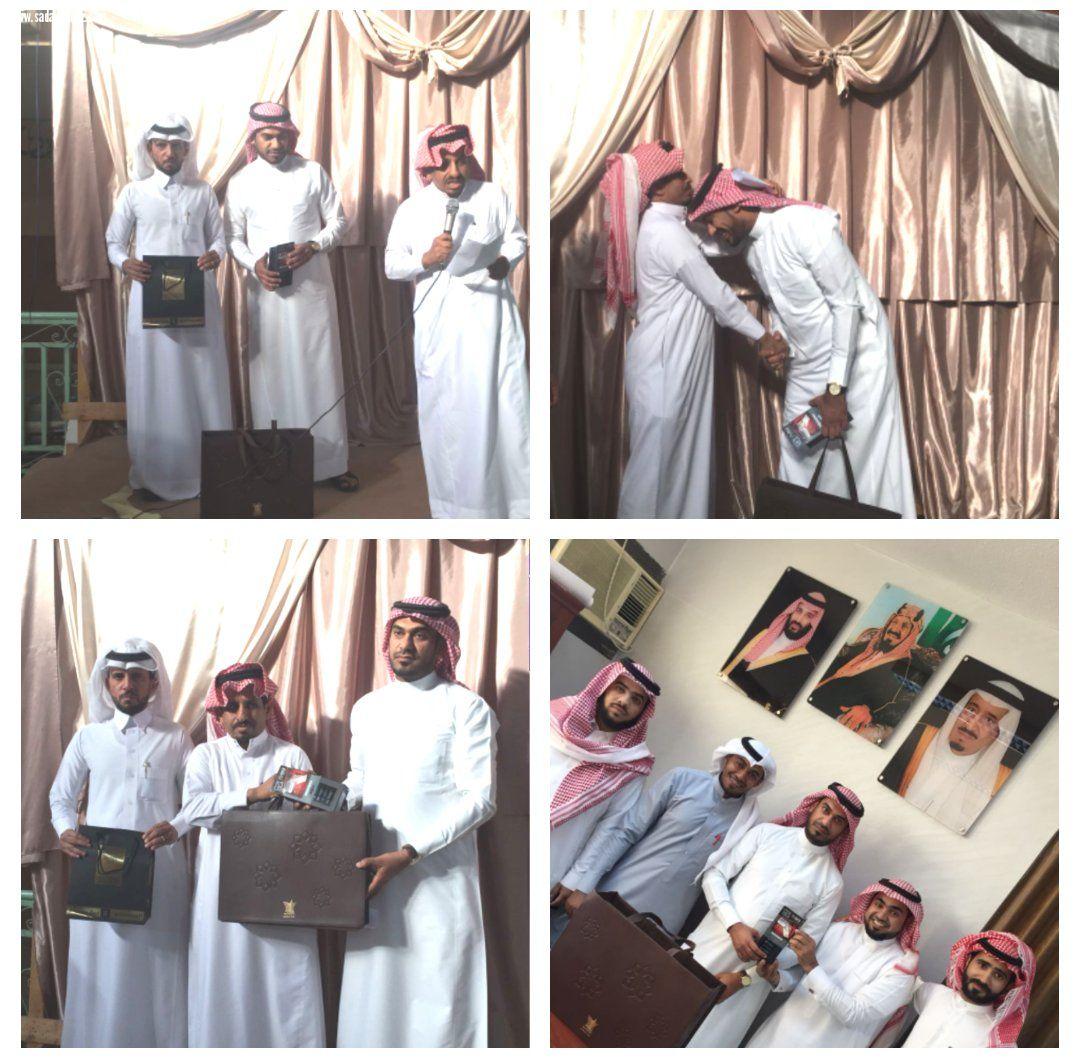 تكريم وقبلة وفاء على رأس المعلم المتميز أنور الشماخي من قبل الأستاذ متعب مفرح الريثي ولي أمر الطالب مغدي بمدرسة الإمام مالك بالريث...