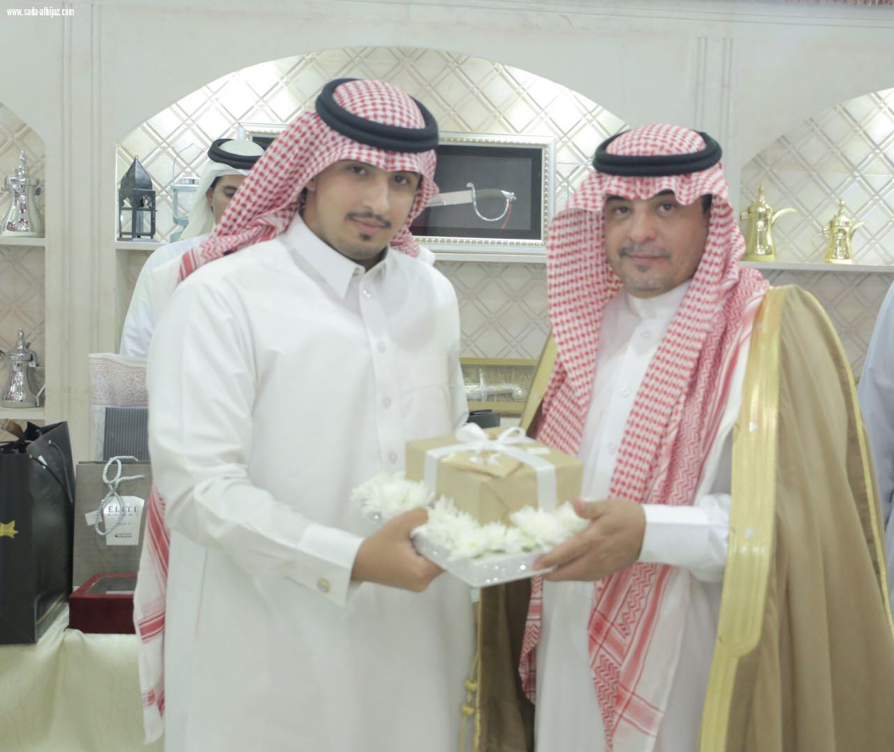 ابتدائية منى بمكة تكرم المعلم الزهراني بمناسبة تقاعده