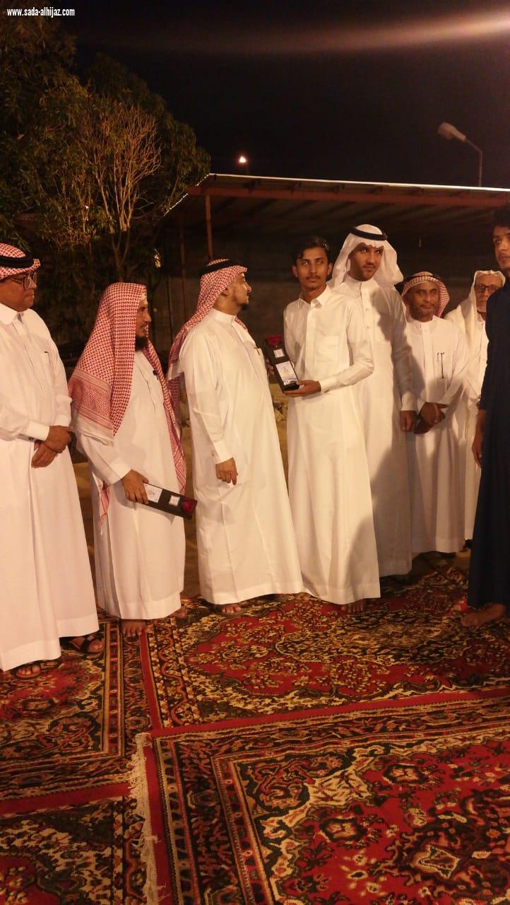 على شرف وكيل امارة منطقة جازان السابق لجنة التنمية الاجتماعية بالطوال تكريم فريق التحفيظ الرياضي
