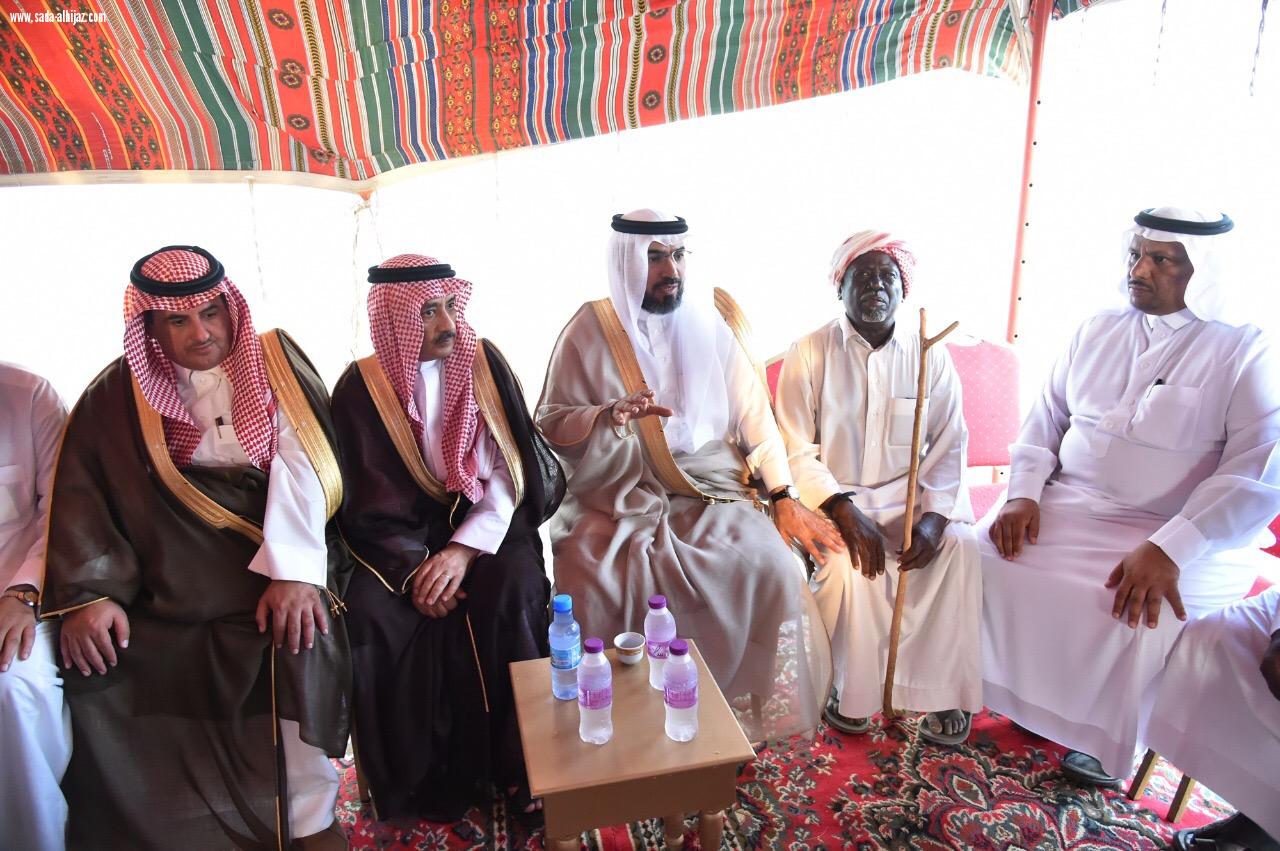 وكيل أمارة جازان المكلف يعزي والد الشهيد وكيل رقيب حسن العبسي بمنزلهم في قرية الحمى