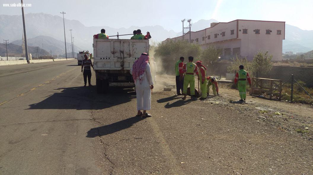 بلدية العزيزية تزيل مباسط شاي الجمر في وادي نعمان