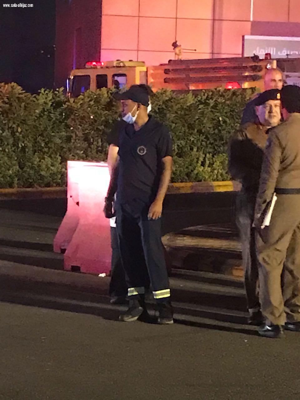الهلال الأحمر يباشر حريق بمركز تجاري بجدة