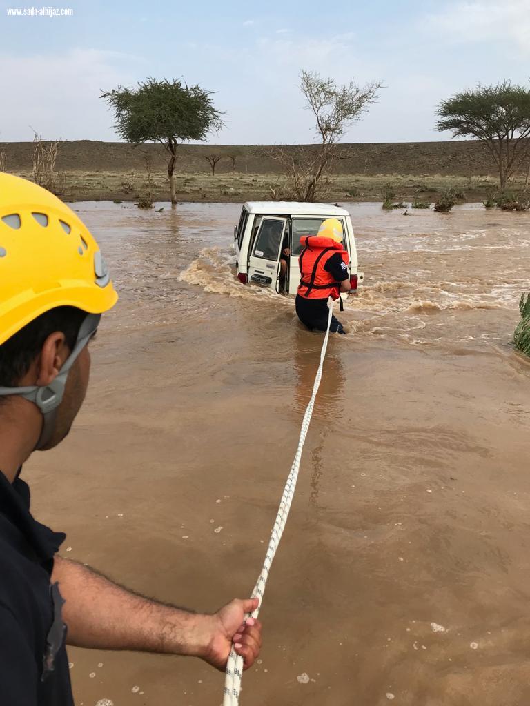 مدني المدينة ينفذ خطة السيول ويتلقى عدة بلاغات