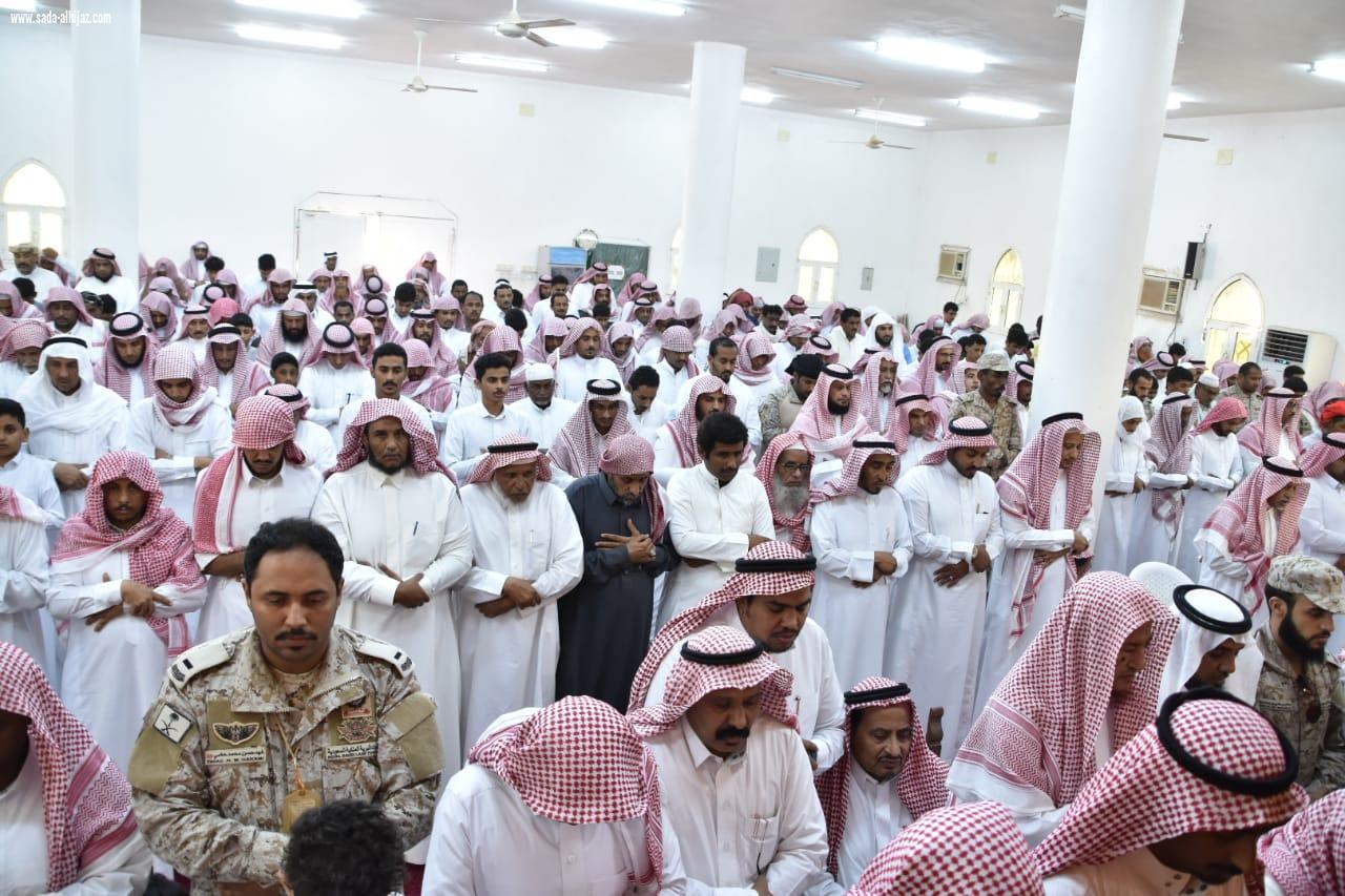 بالصور محافظ صامطة زعلة يؤدي صلاة الميت على الشهيد الصميلي