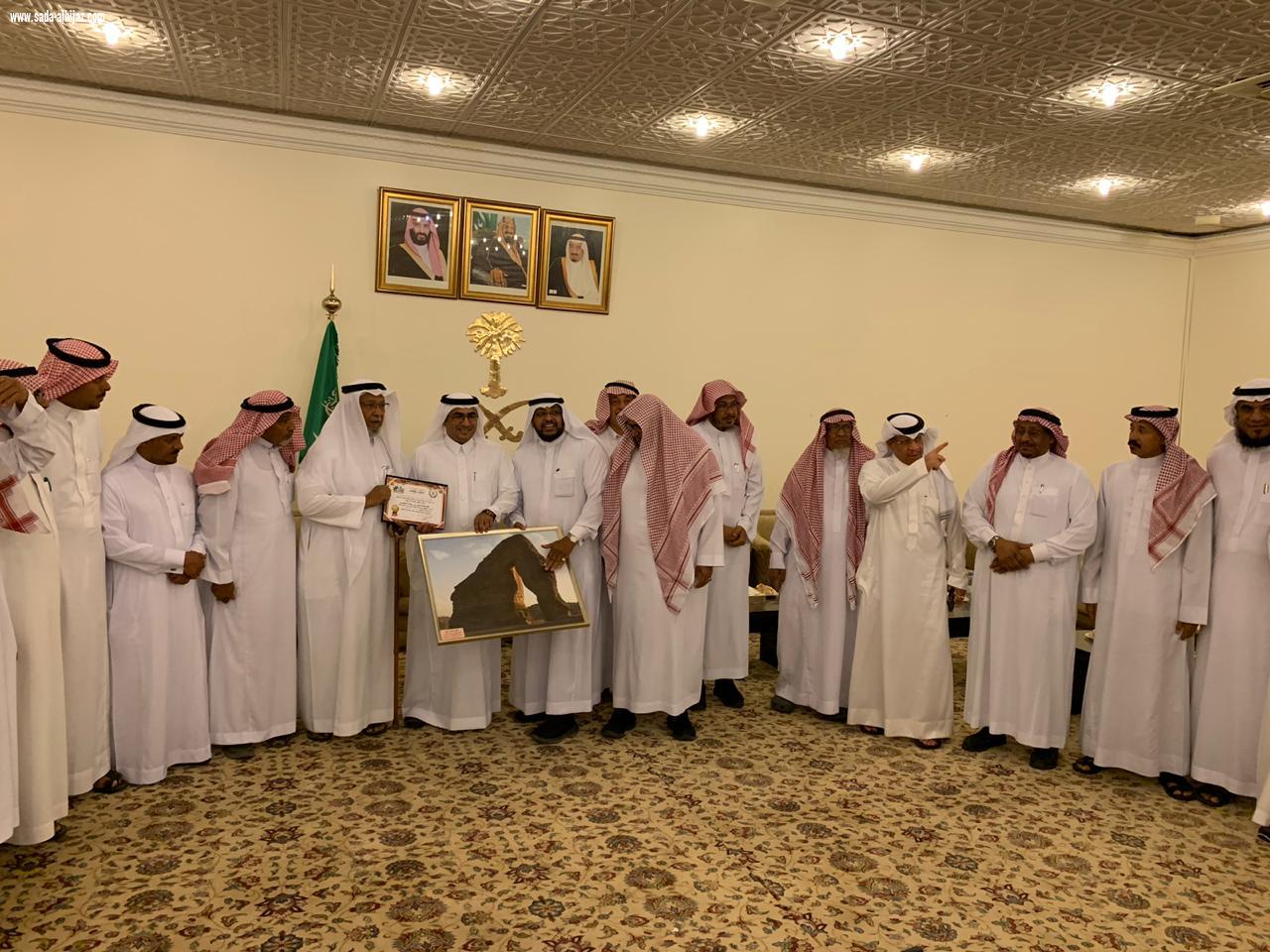 لتفعيل دور المجتمع المحلي والتطوعي محافظ العلا المكلف يستقبل فريق تزاور التطوعي