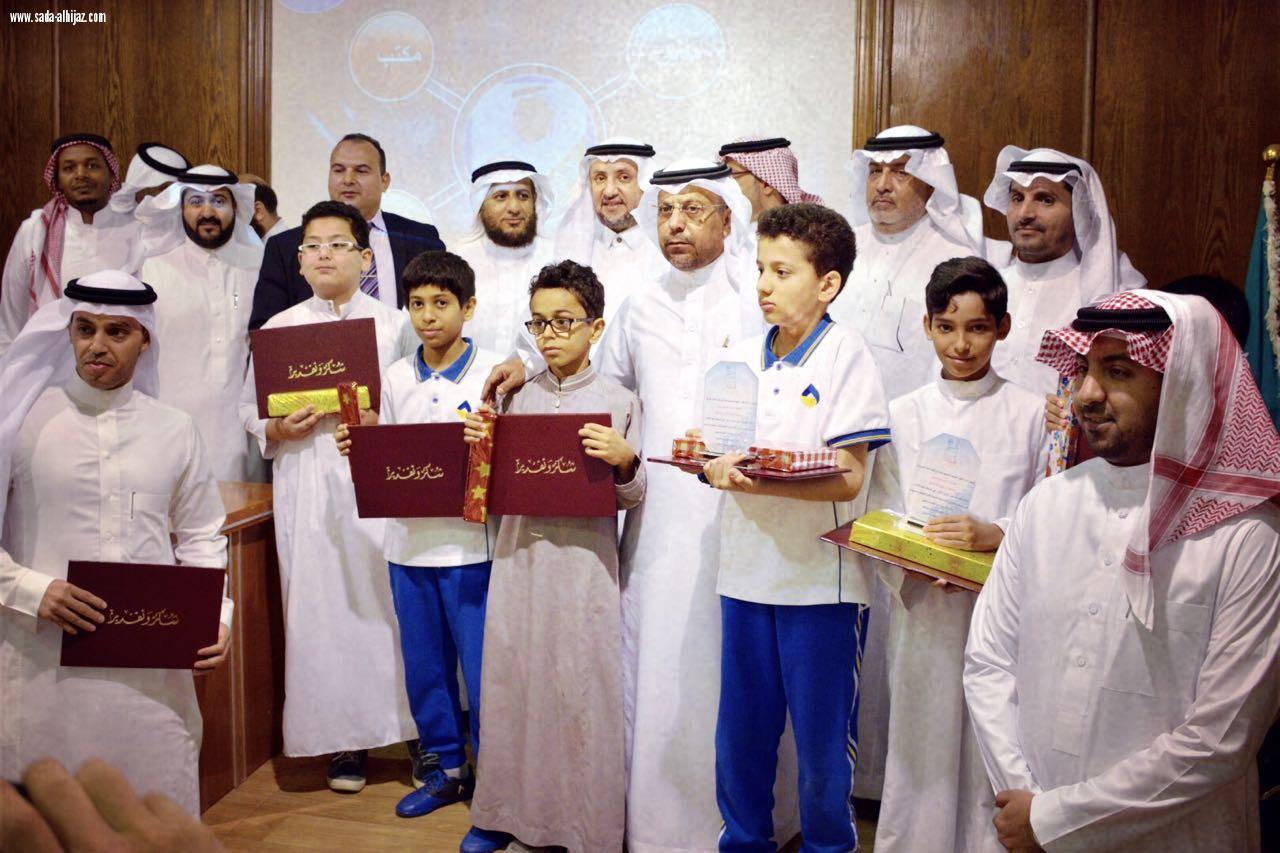 السلمي .. يكرم نجوم مسابقة الإملاء ويجتمع بقادة المدارس حول الإختبارات