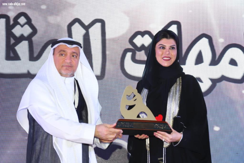 فيما اجتمع المشاركين أمام أكبر عمل فني يحمل سلمان الخير الأميرة دعاء عزت ترعى فعاليات امي سعادتي لصالح الاطفال ذوي القدرات الفائقة