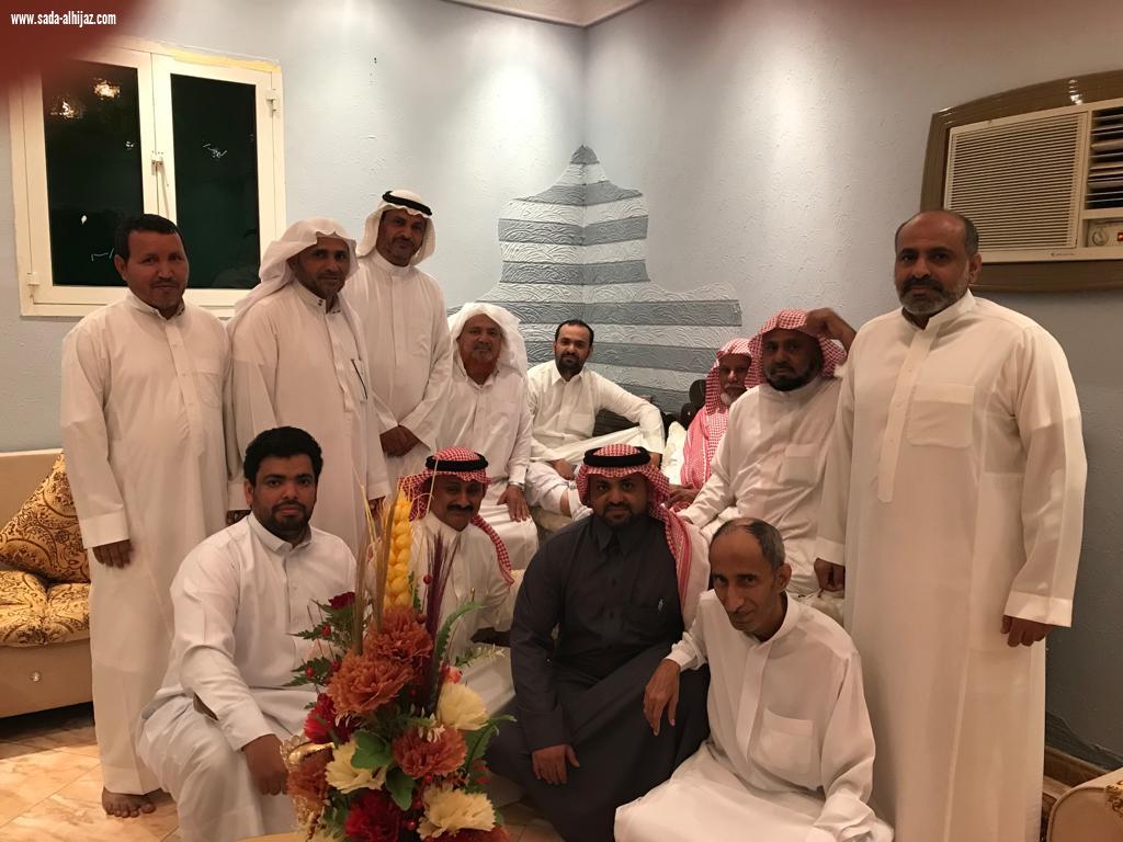 معلموا مدرسة العباس الابتدائية يزورون زميلهم الاستاذ خالد لنجاح  عمليته الجراحية