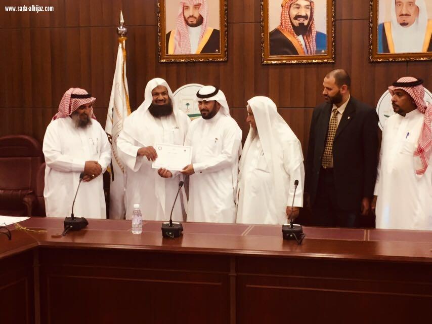 محافظ رجال ألمع يفتتح ورشة عمل الاحترافية في تربية النحل