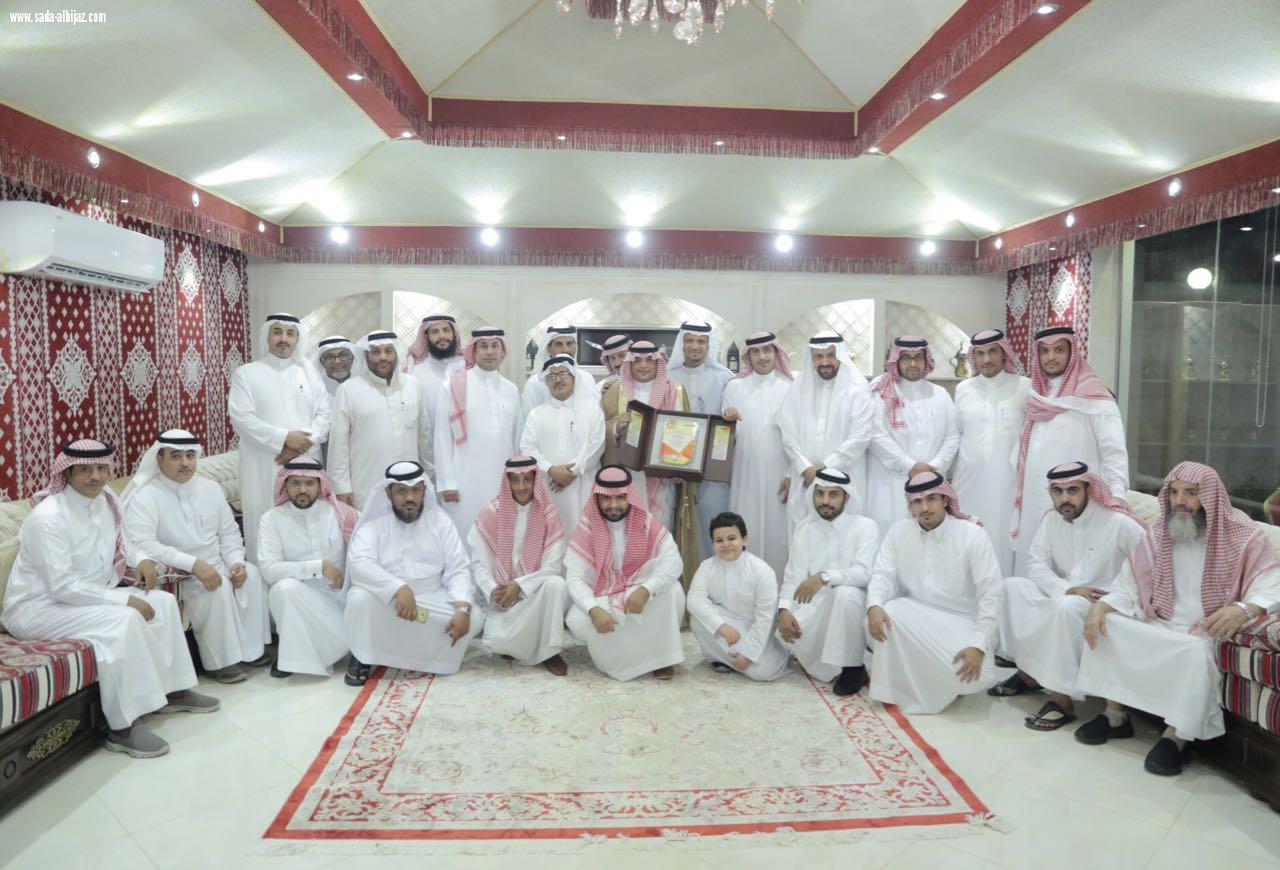 ابتدائية منى بمكة تكرم المعلم الزهراني بمناسبة تقاعده