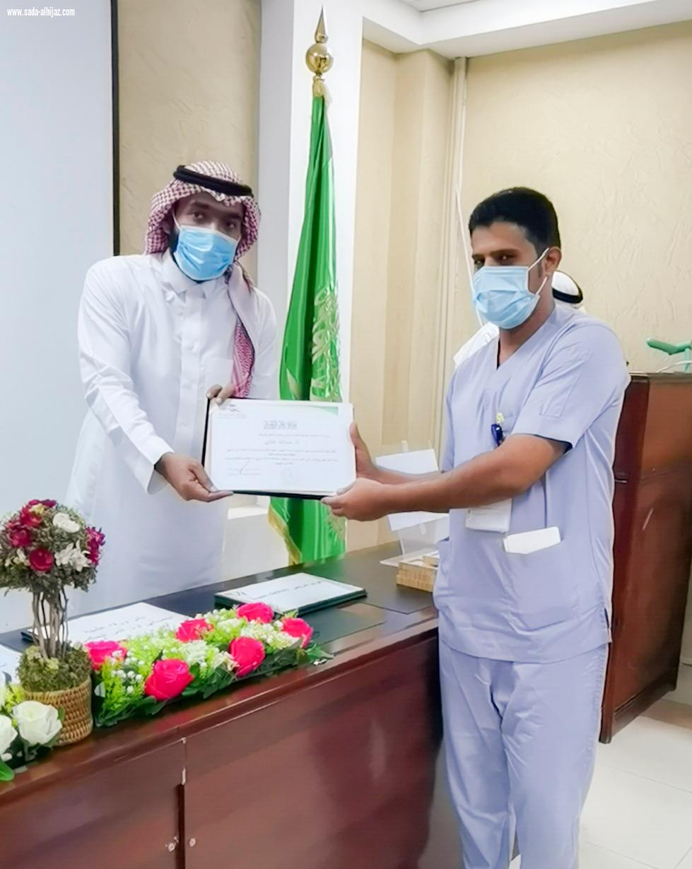 مستشفى أبو عريش يكرم المتميزين من منسوبيه