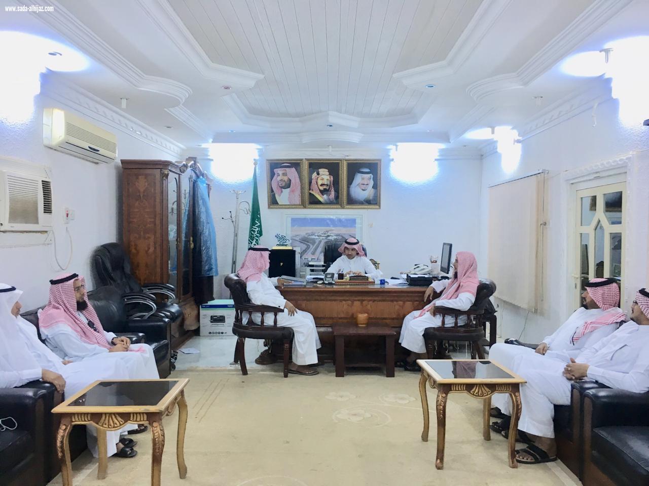 رئيس وأعضاء لجنة التنمية الاجتماعية بالطوال يزورون محافظ الطوال المكلف 
