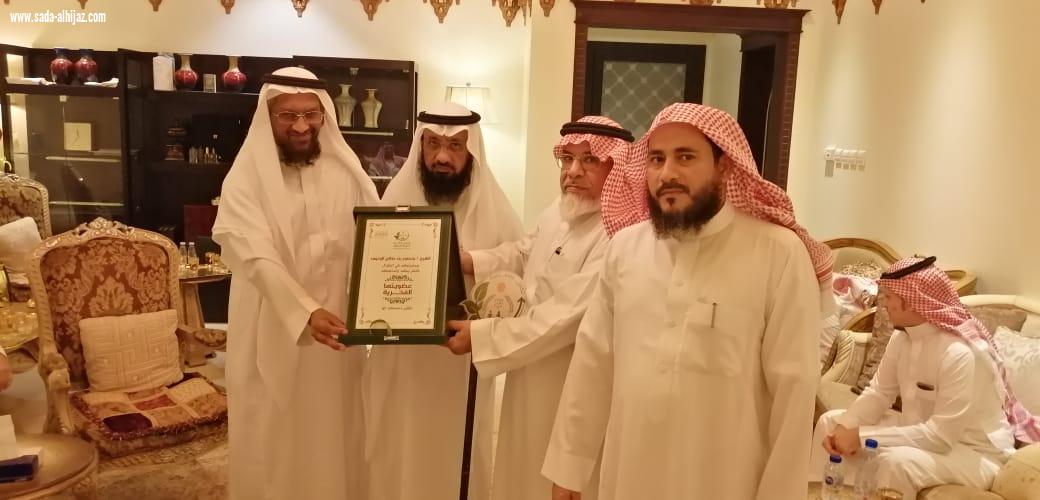 بر الطوال تمنح العضوية الفخرية للشيخ منصور الونيس وتكرمه بدرع