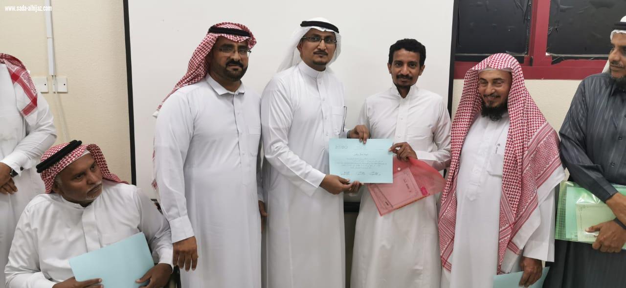 تنمية الطوال تكرم وتشارك الطلاب المستجدين ومنسوبي مدرسة عبدالملك بن مروان بالعام الدراسي الجديد