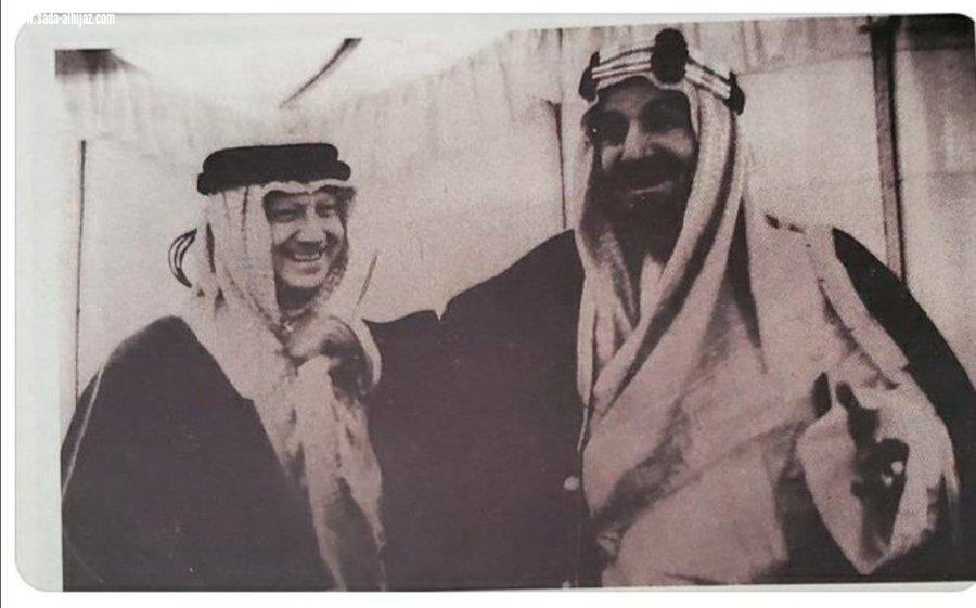 صورة نادرة للملك عبدالعزيز وهو يمازح رئيس أرامكو
