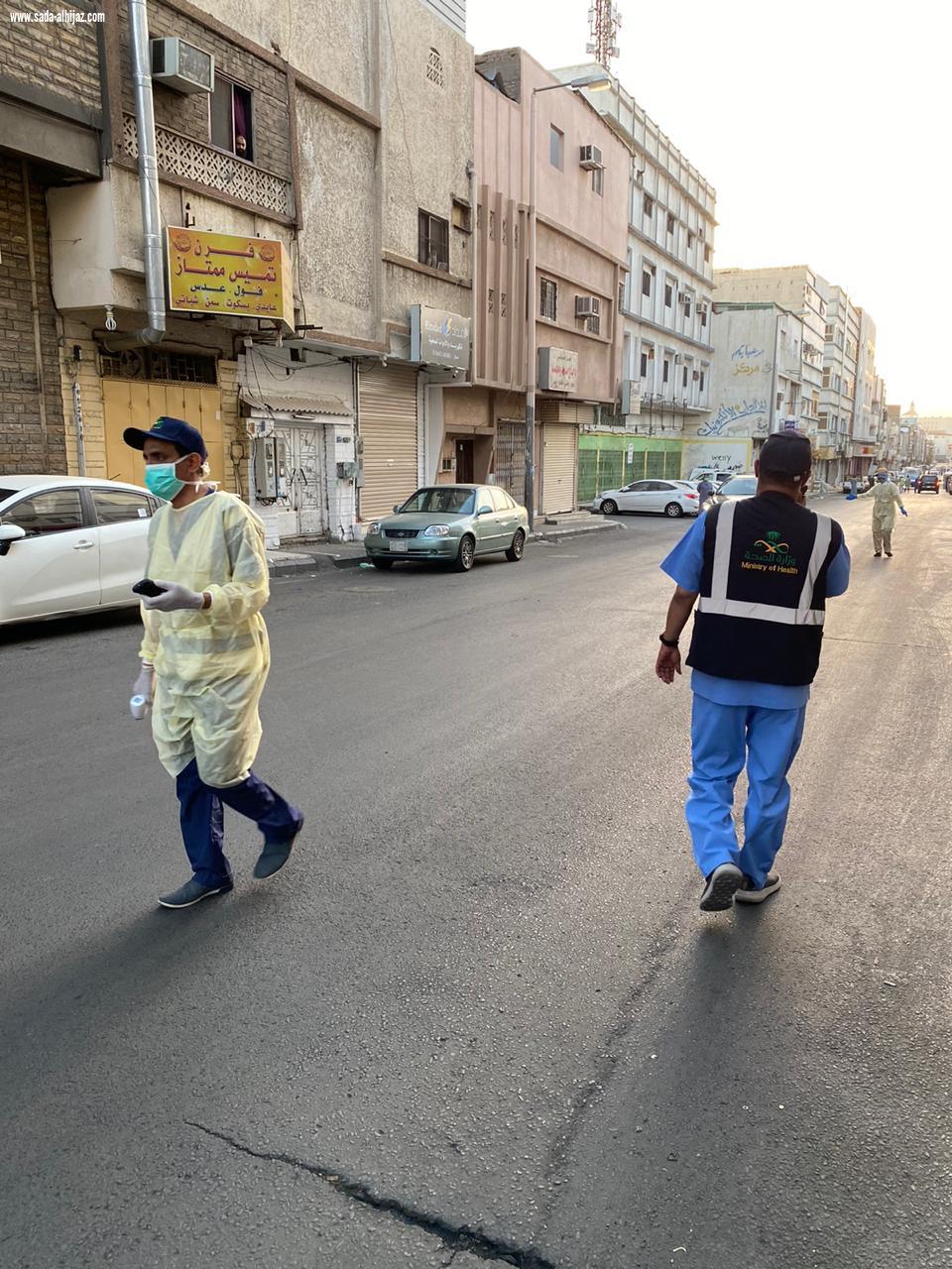 بين أروقة المقيمين وداخل أماكن تواجدهم تنفذ وزارة الصحة فحص بصري ميداني
