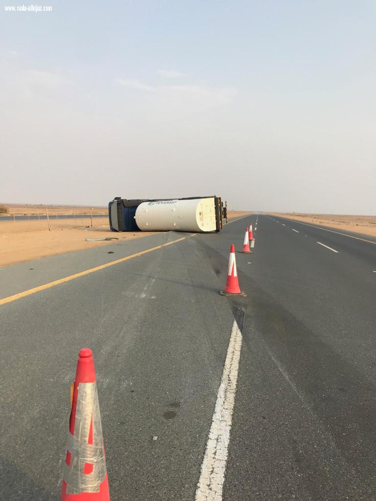 مدني ينبع يباشر حادث انقلاب ناقلة اكسجين سائل على طريق ينبع جدة السريع