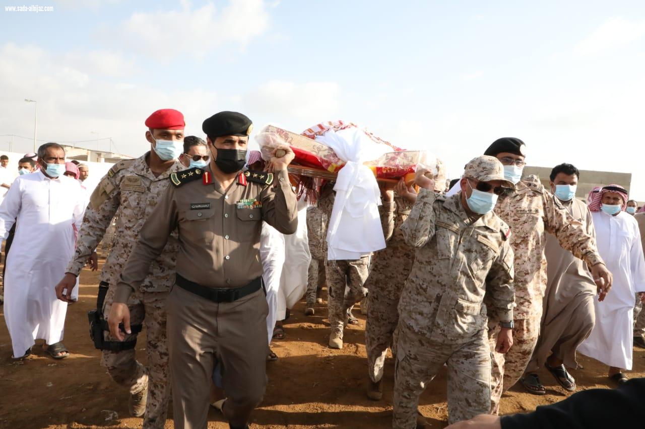 استشهد مدافعًا عن دينه ووطنه بالحد الجنوبي محافظ صامطة وقائد قوة جازان يتقدمان مشيّعي الشهيد الرقيب الحمدي