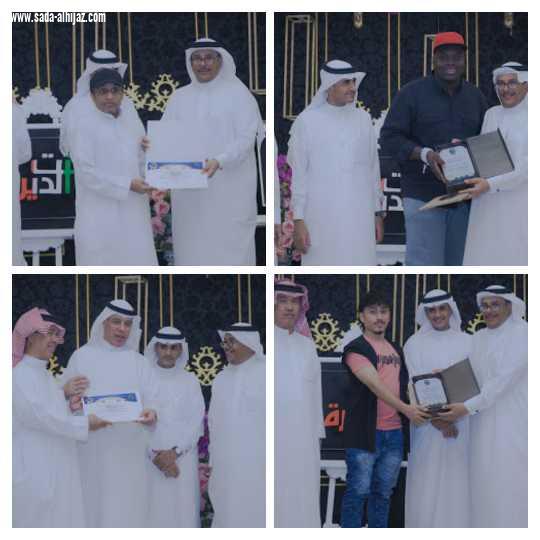المفكر الاعلامي جمعه الخياط والاعلاميين يتجولون في معرض أنامل مكية
