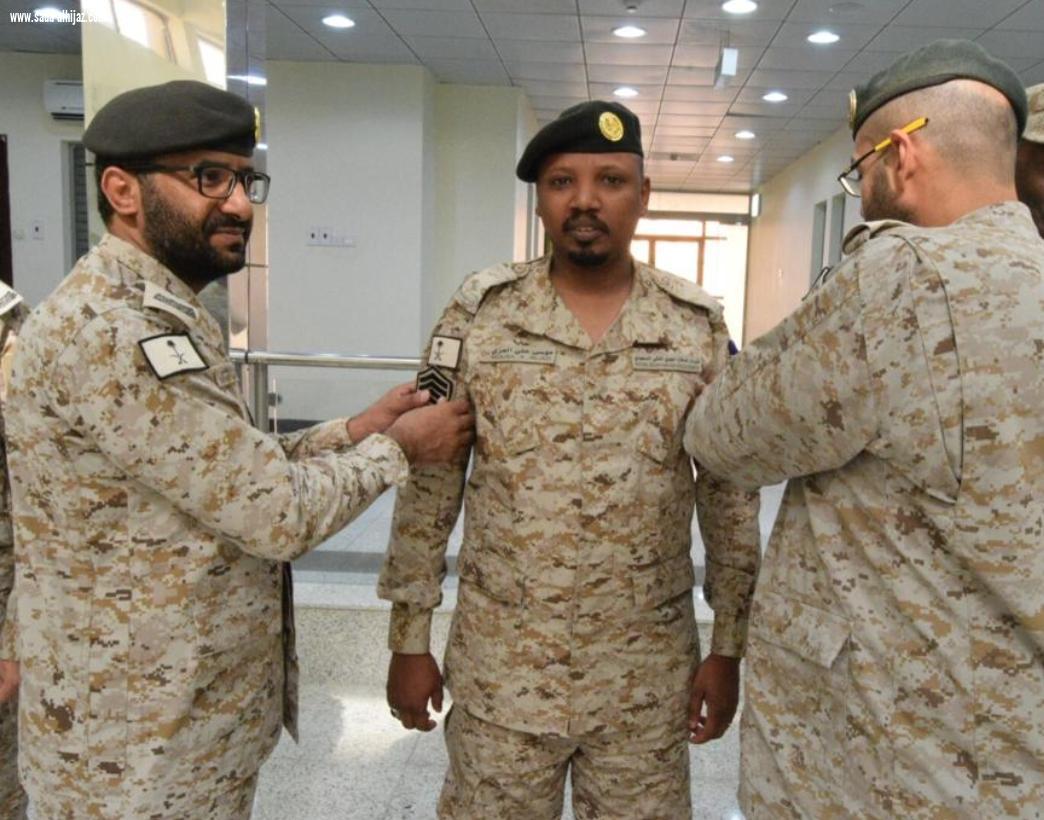 المقدم القحطاني بالادارة الهندسية والتشغيل يُقلد موسى العزي رتبته الجديدة رقيب