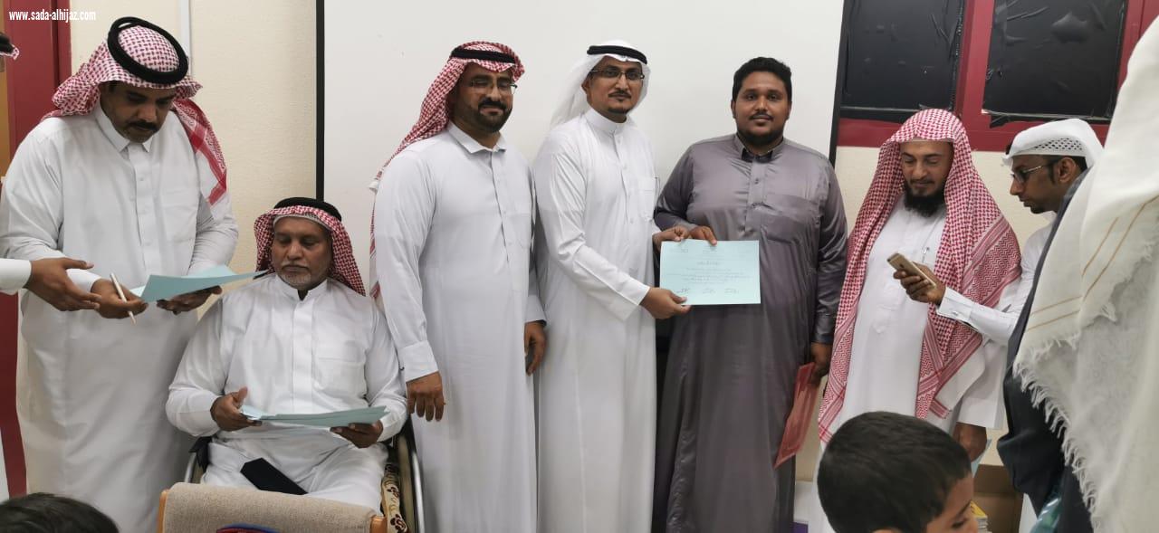 تنمية الطوال تكرم وتشارك الطلاب المستجدين ومنسوبي مدرسة عبدالملك بن مروان بالعام الدراسي الجديد