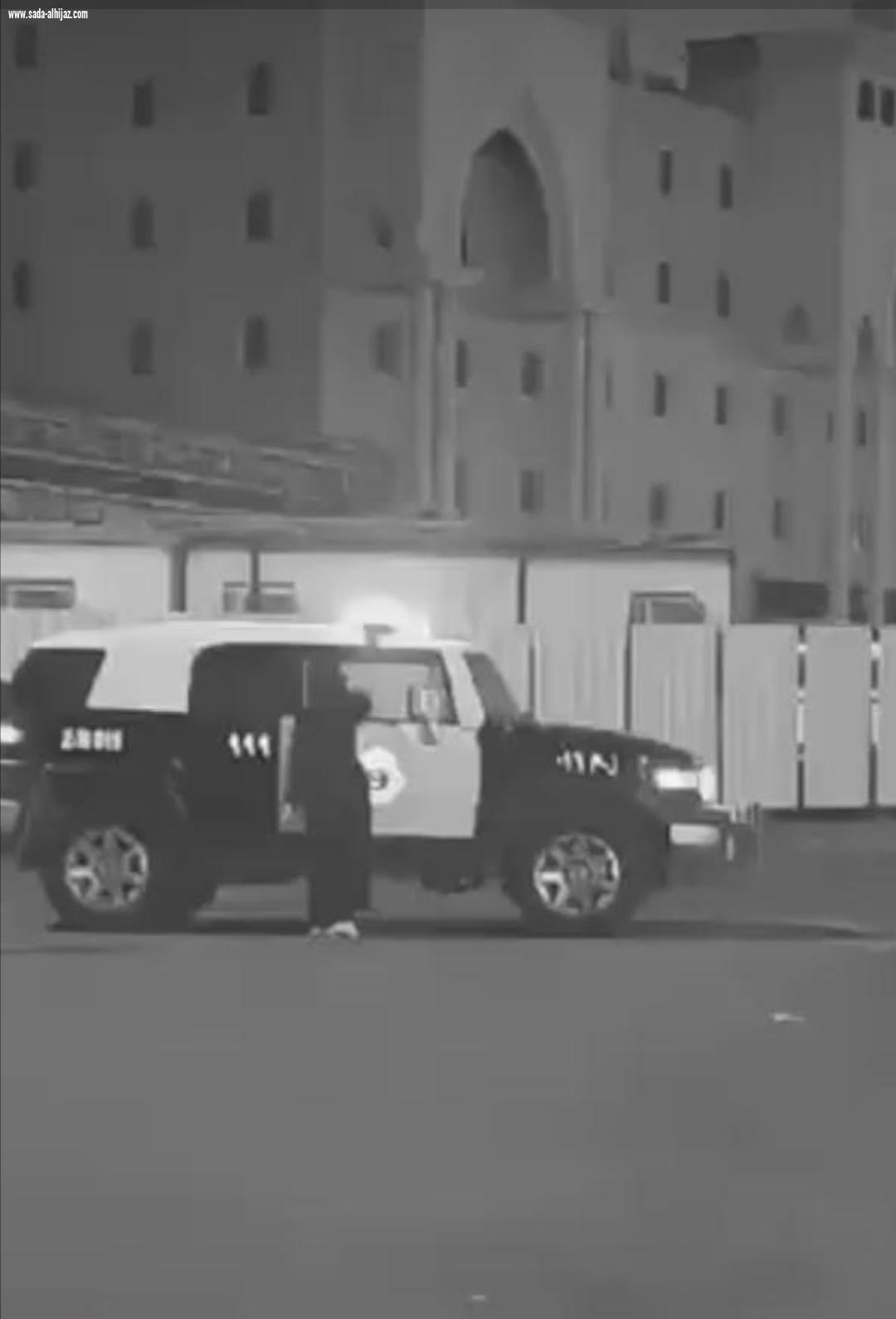 لجهودهم في اليوم الوطني فتاة تطلق مبادرة شكراً رجال أمننا وتهديهم الورود بجازان
