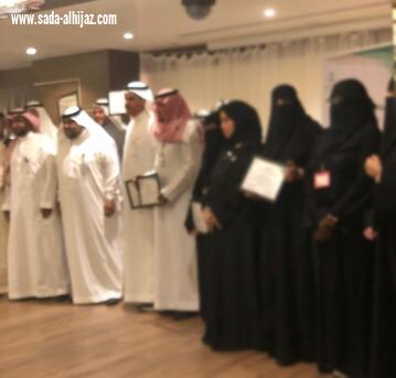 صحة مكة تكرم مركز صحي العتيبية واستلمت درع التكريم وشهادة الشكر والتقدير الاستاذة /هاجر الحربي مديرة المركز
