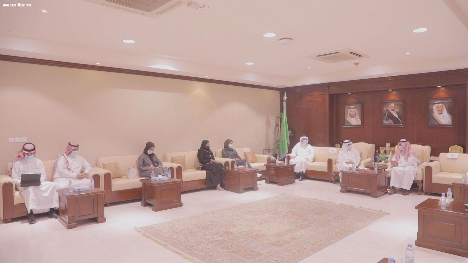 معالي رئيس جامعة حائل يعقد اجتماعاً مع الرئيس التنفيذي لهيئة التراث، بحضور وكلاء الجامعة.