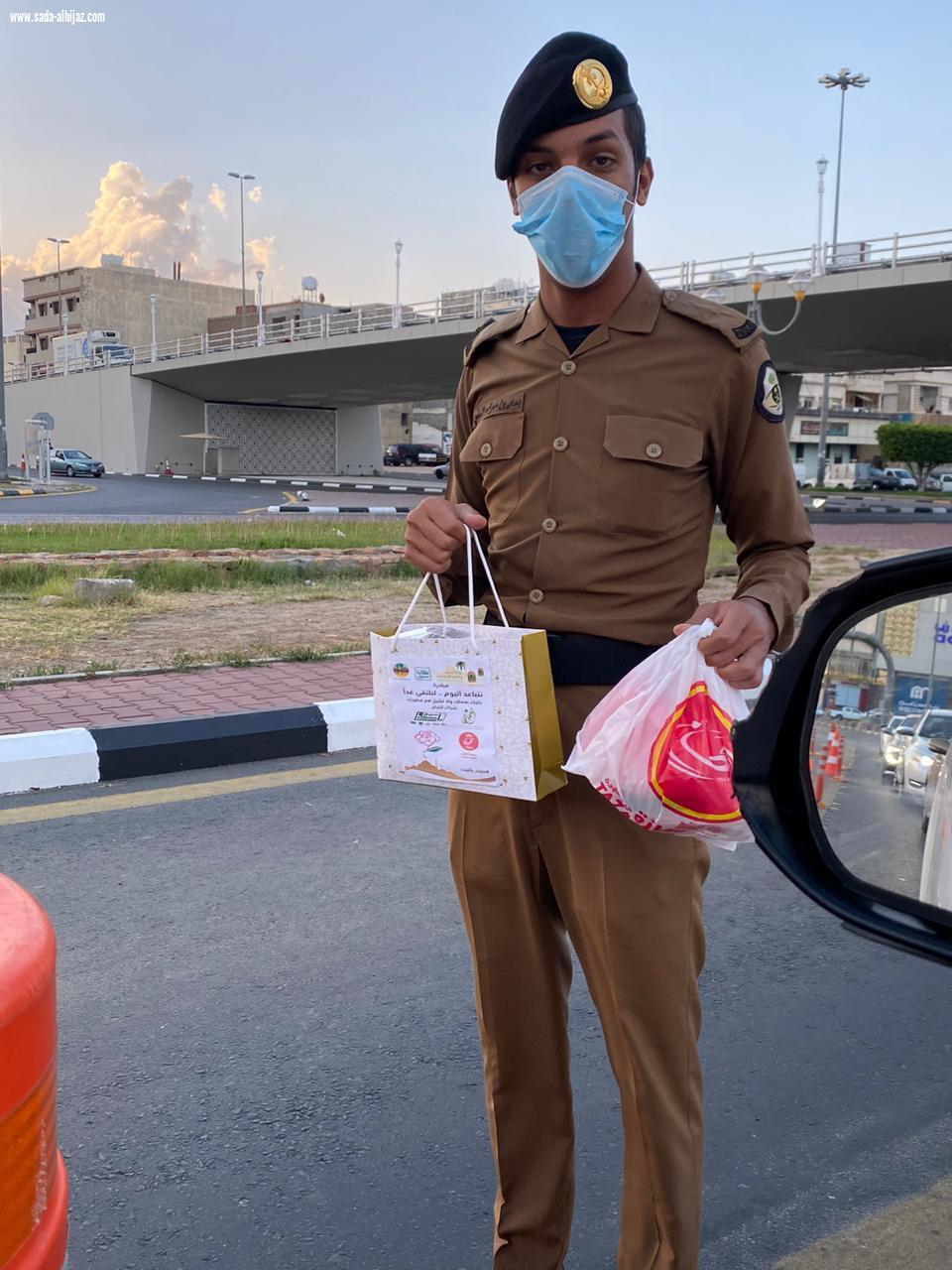 ( مشروع إفطار صائم من جمعية اليقظة النسائية بالطائف بمساهمة مطعم طازة و مؤسسة الكمال للورد الطائفي ) 