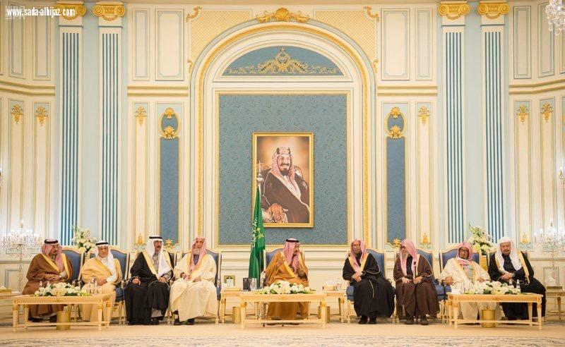 الملك يستقبل الأمراء والمفتي وجمعاً من المواطنين ...