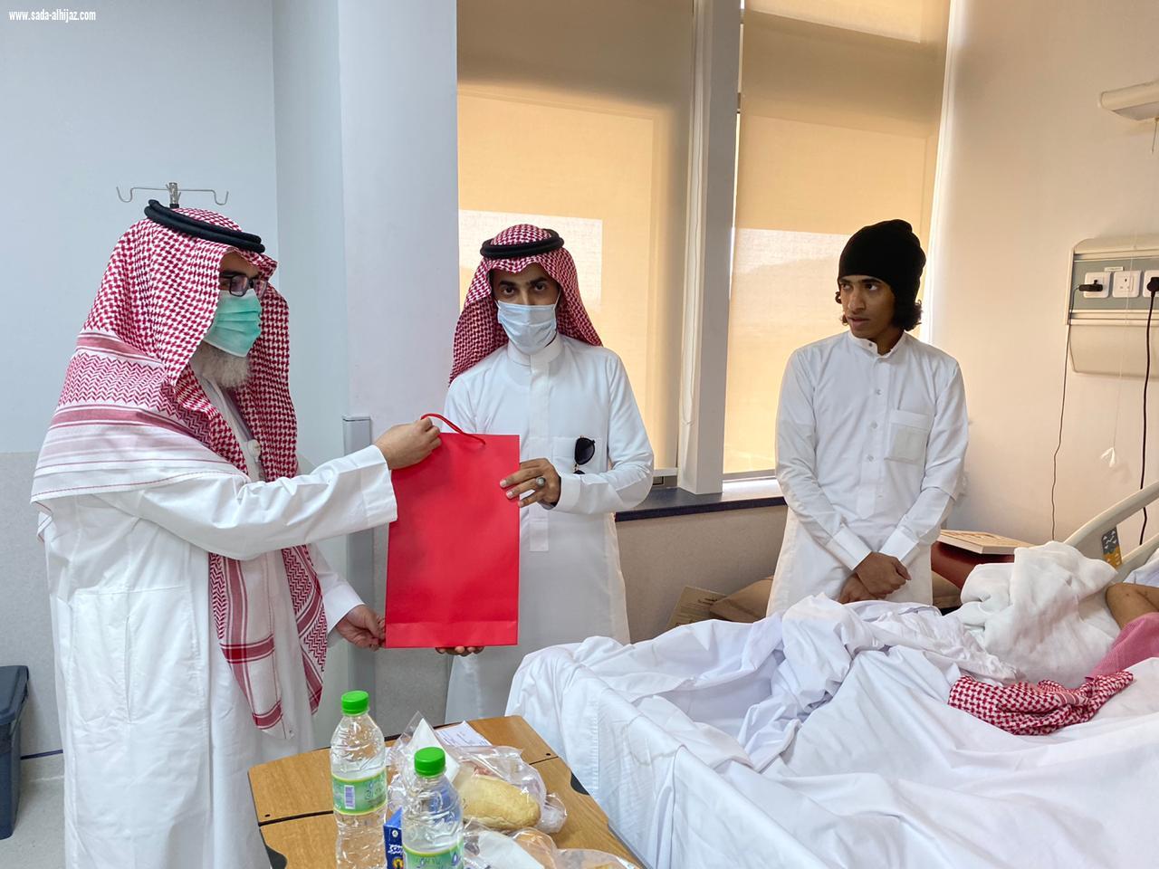 مستشفى الملك فهد بالمدينة يعايد المرضى والموظفين ويطلق مبادرة  خدمة وإبتسامة 