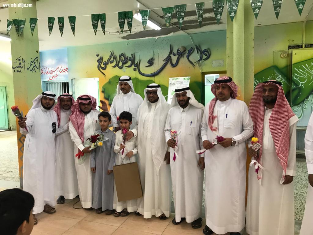 ابتدائية العباس تحتفل بيوم المعلم 