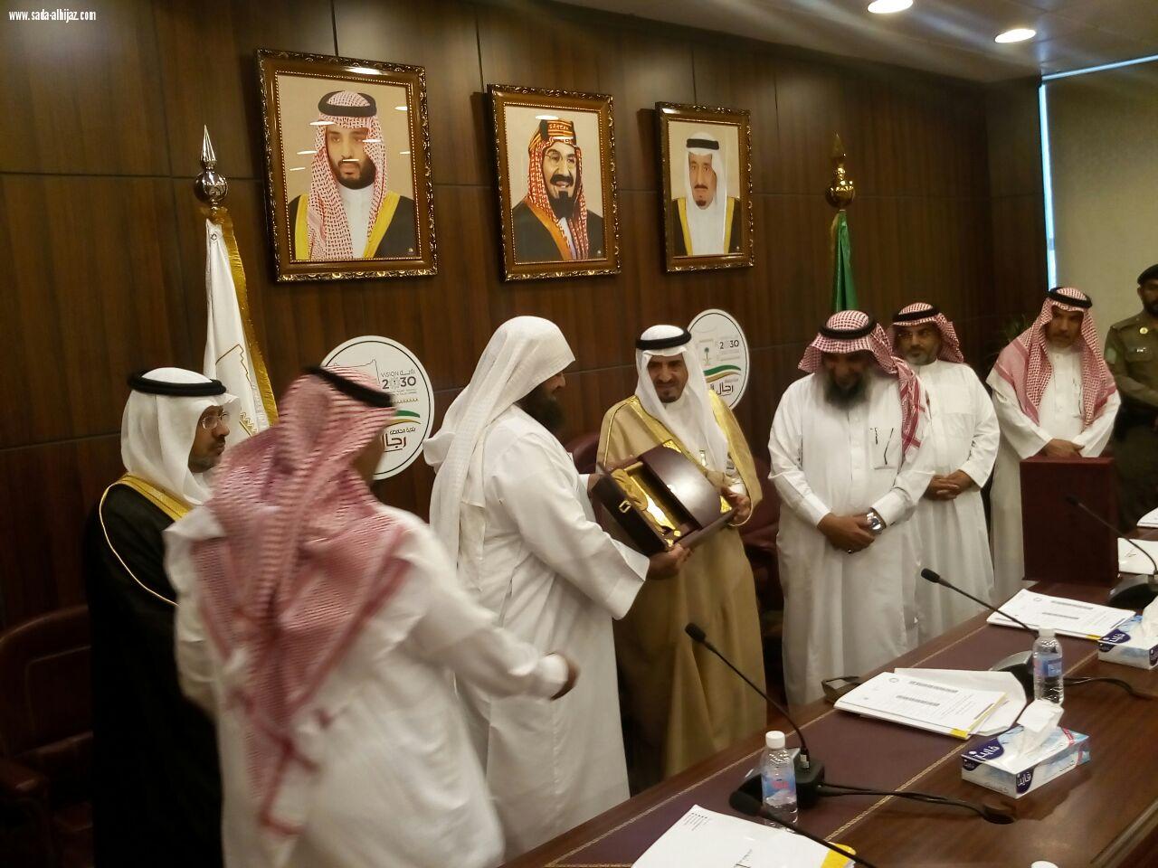 محافظ رجال ألمع يفتتح ورشة عمل الاحترافية في تربية النحل