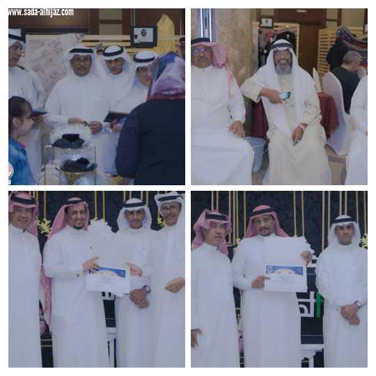 المفكر الاعلامي جمعه الخياط والاعلاميين يتجولون في معرض أنامل مكية