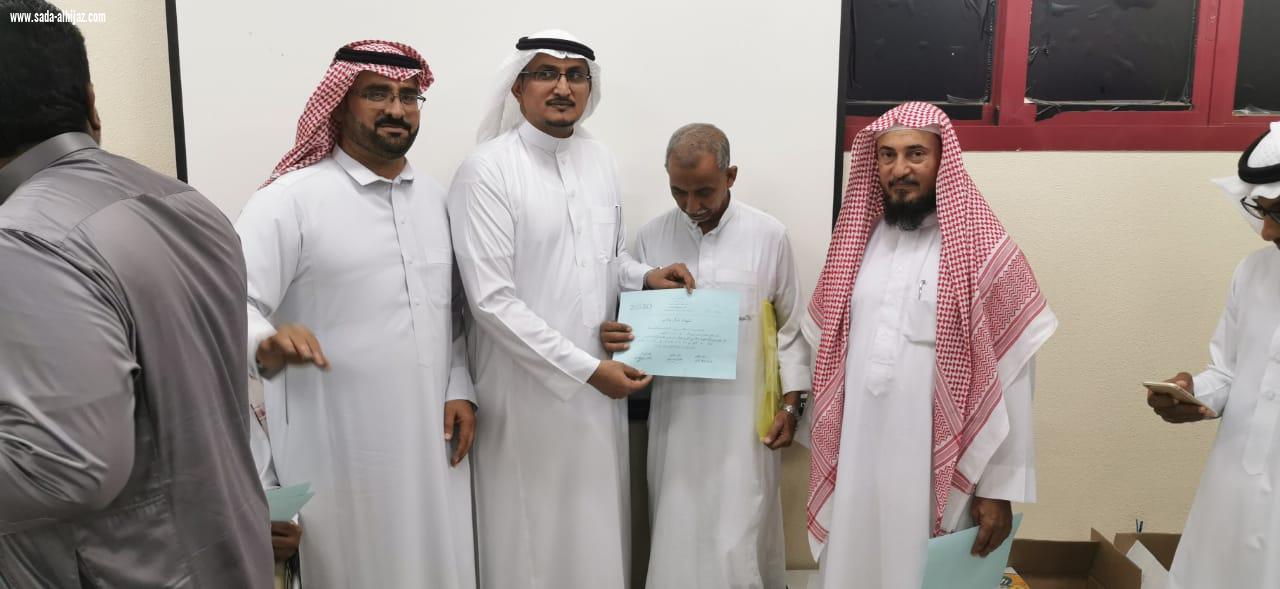 تنمية الطوال تكرم وتشارك الطلاب المستجدين ومنسوبي مدرسة عبدالملك بن مروان بالعام الدراسي الجديد