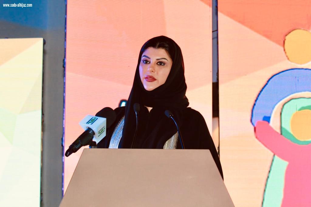 فيما اجتمع المشاركين أمام أكبر عمل فني يحمل سلمان الخير الأميرة دعاء عزت ترعى فعاليات امي سعادتي لصالح الاطفال ذوي القدرات الفائقة