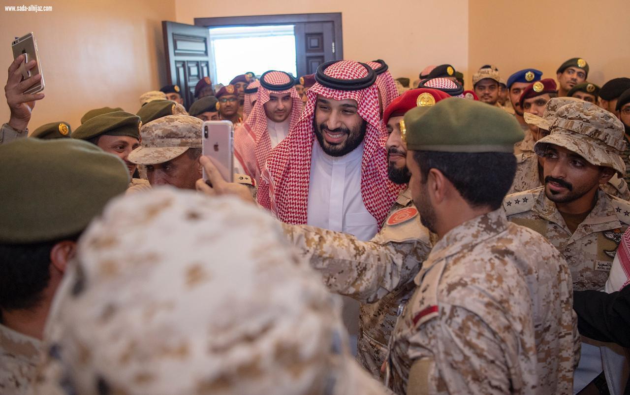 سمو ولي العهد يقوم بزيارة معايدة للمنطقة الجنوبية وينقل لضباط وأفراد المنطقة تحيات وتقدير خادم الحرمين الشريفين وتهانيه لهم بحلول عيد الفطر المبارك