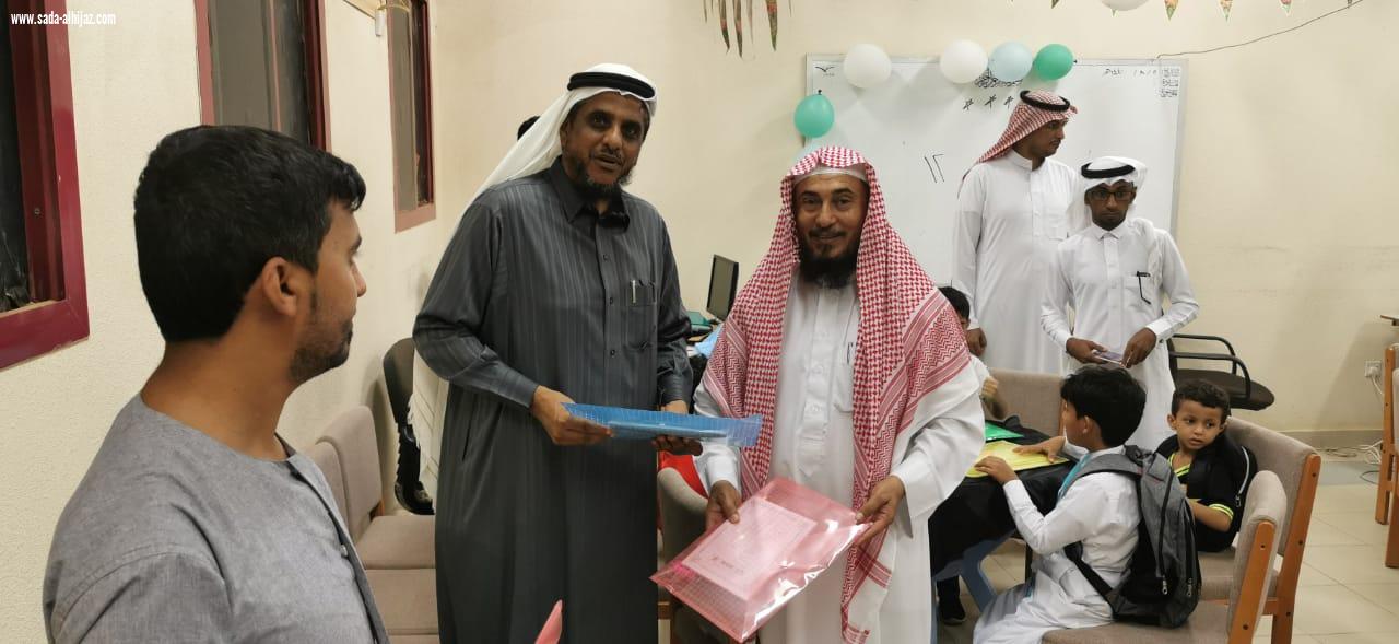 تنمية الطوال تكرم وتشارك الطلاب المستجدين ومنسوبي مدرسة عبدالملك بن مروان بالعام الدراسي الجديد