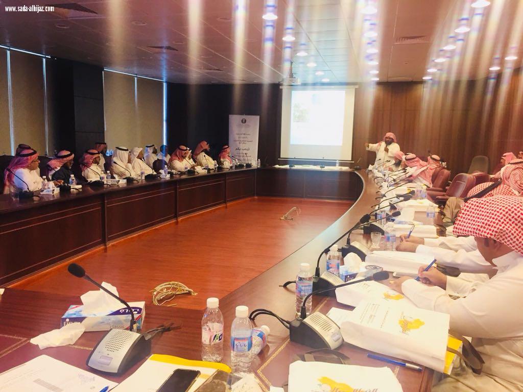 محافظ رجال ألمع يفتتح ورشة عمل الاحترافية في تربية النحل