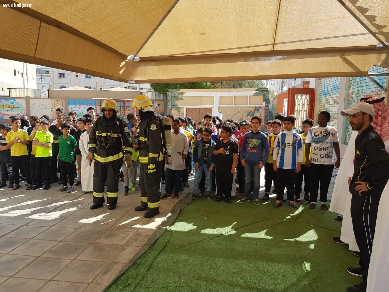 بالصور مدني المدينة المنورة ينفذ تجربة فرضية لإخلاء مدرسة عمرو بن الجموح الابتدائية  