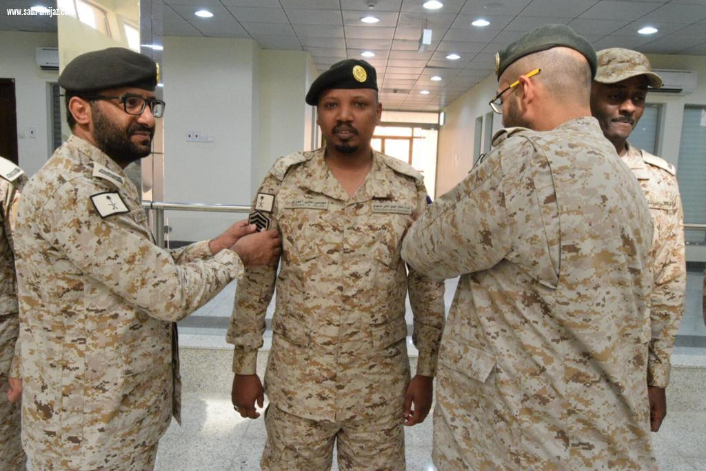المقدم القحطاني بالادارة الهندسية والتشغيل يُقلد موسى العزي رتبته الجديدة رقيب
