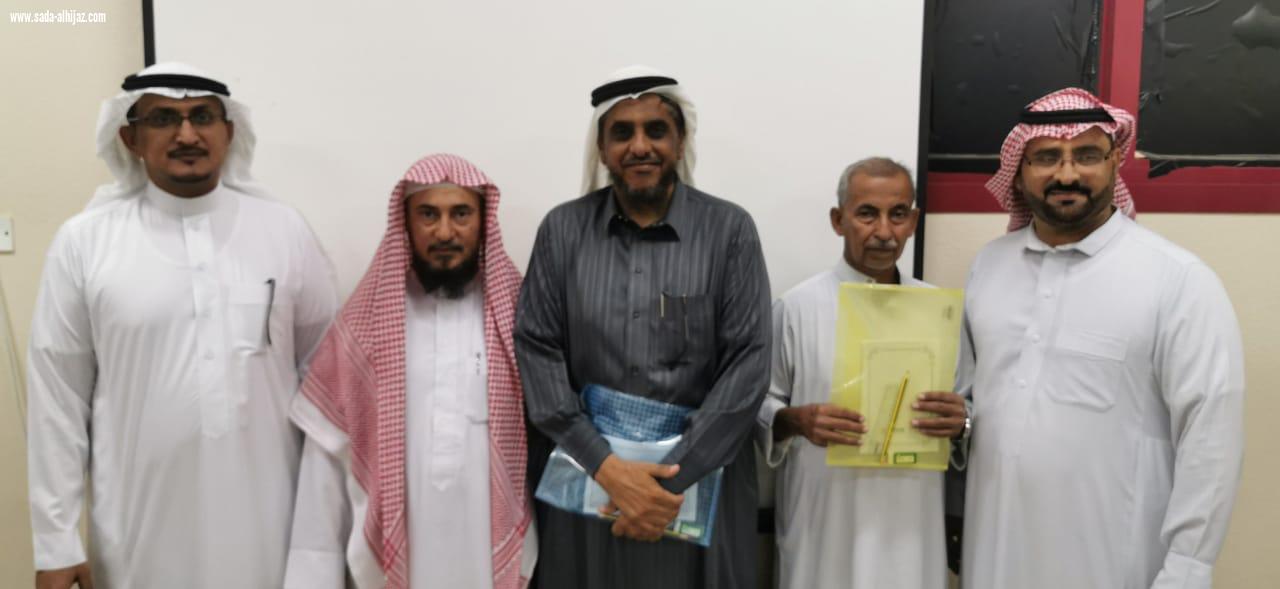 تنمية الطوال تكرم وتشارك الطلاب المستجدين ومنسوبي مدرسة عبدالملك بن مروان بالعام الدراسي الجديد