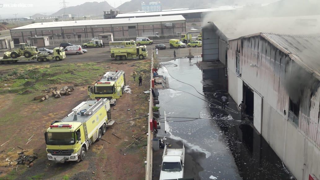فرق الدفاع المدني بمنطقة المدينة المنورة تسيطر على حادث حريق في مصنع اسفنج بالمنطقة الصناعية الجديدة