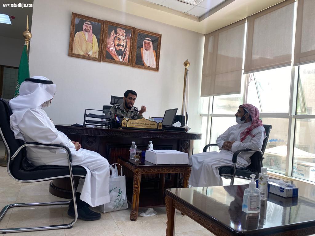 تسلم درع تراحم ووسام التميز لسعادة مدير سجن الباحة المقدم سهيل عبدالله  نائب رئيس لجنة رعاية السجناء بمنطقة الباحة الأستاذ فهد غرسان  