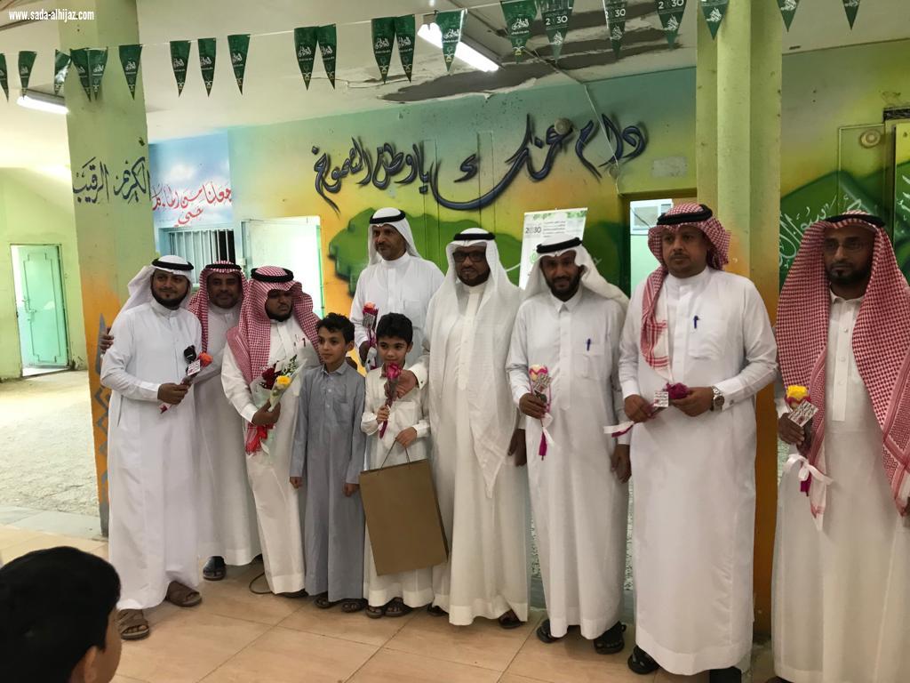 ابتدائية العباس تحتفل بيوم المعلم 