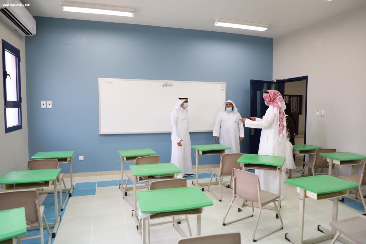 مدير تعليم جازان يقف على النماذج المدرسية الجديدة ويتفقد أعمال الصيانة بمدارس أبوعريش